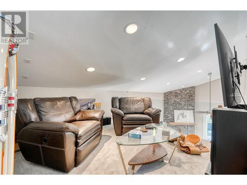 5113 Caldwell Street, Summerland, BC - Indoor Photo Showing Living Room