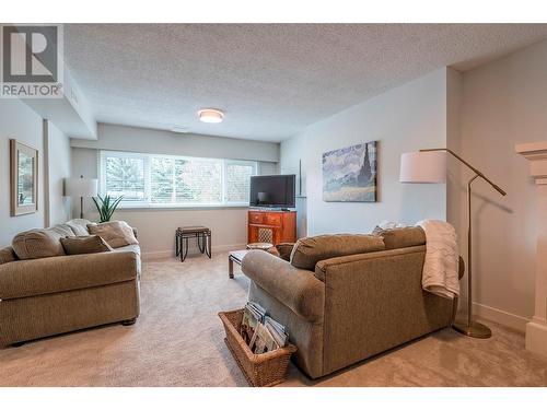5788 L&A Road, Vernon, BC - Indoor Photo Showing Living Room
