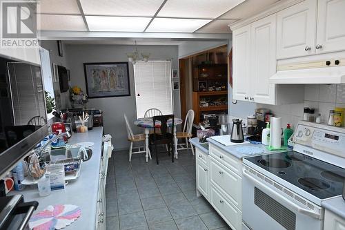 225 Cambie Road, Kelowna, BC - Indoor Photo Showing Kitchen