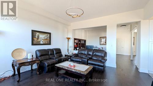 142 Hartney Drive, Richmond Hill, ON - Indoor Photo Showing Living Room