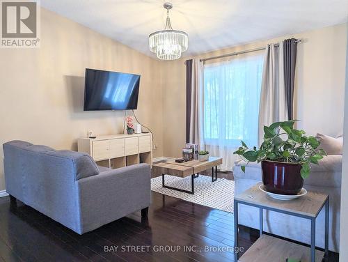 912 Janette Street N, Newmarket, ON - Indoor Photo Showing Living Room