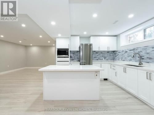 325 Richmond Street, Richmond Hill, ON - Indoor Photo Showing Kitchen With Upgraded Kitchen