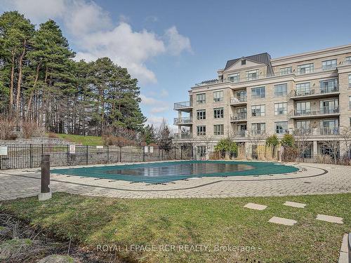 129-180 John Way W, Aurora, ON - Outdoor With In Ground Pool