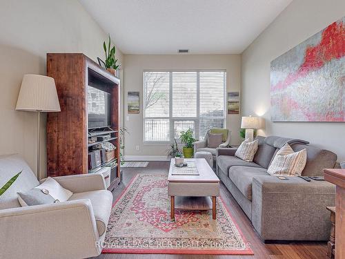 129-180 John Way W, Aurora, ON - Indoor Photo Showing Living Room