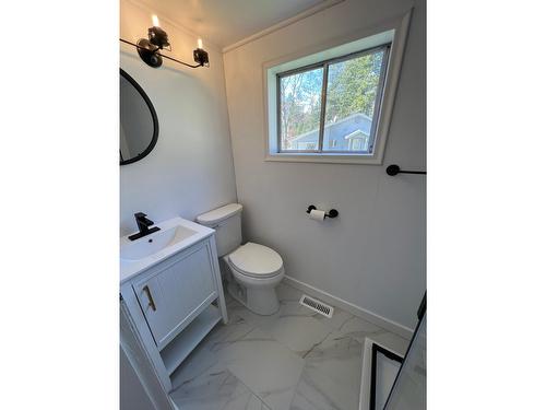 3230 Highway 3A, Nelson, BC - Indoor Photo Showing Bathroom