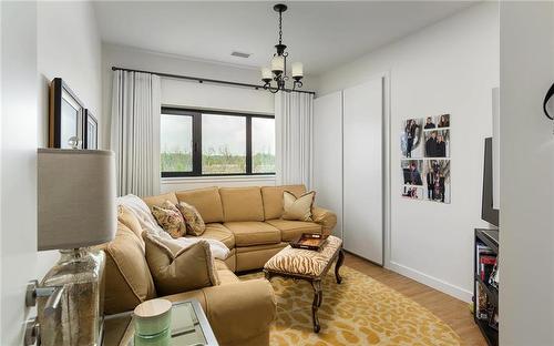 102 3400 Mcdonald Avenue, Brandon, MB - Indoor Photo Showing Living Room