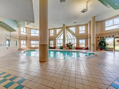 Piscine - 706-8050 Boul. St-Laurent, Brossard, QC - Indoor Photo Showing Other Room With In Ground Pool