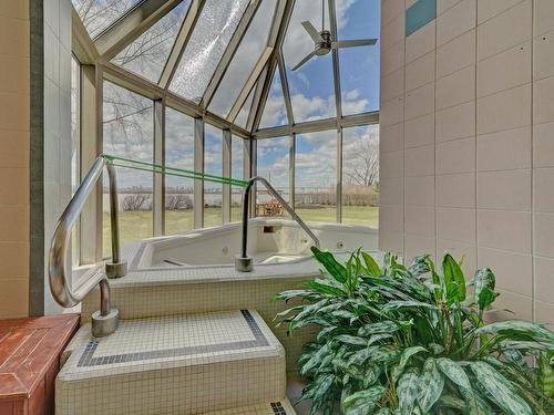 Hot tub - 706-8050 Boul. St-Laurent, Brossard, QC - Indoor Photo Showing Other Room