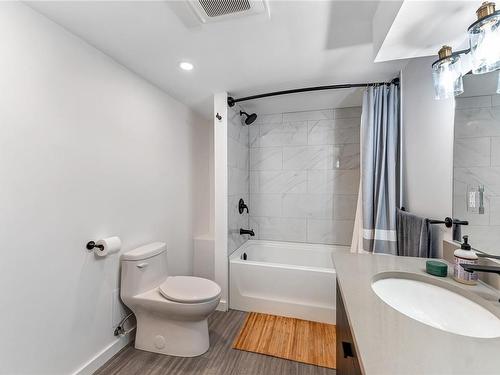 101-562 Yates St, Victoria, BC - Indoor Photo Showing Bathroom