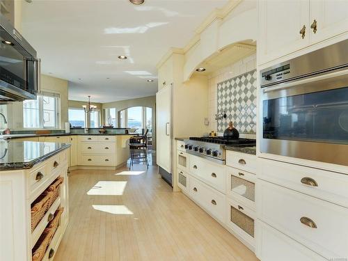 10-300 Plaskett Pl, Esquimalt, BC - Indoor Photo Showing Kitchen With Upgraded Kitchen