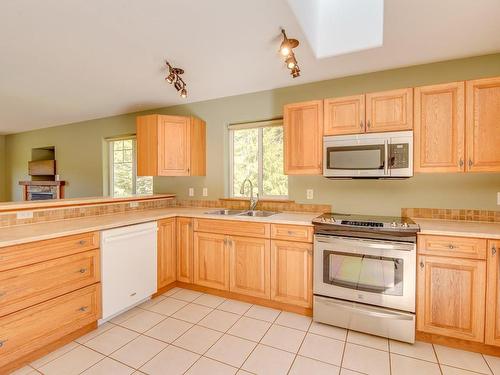 1865 St. Jacques Blvd, Ucluelet, BC - Indoor Photo Showing Kitchen With Double Sink