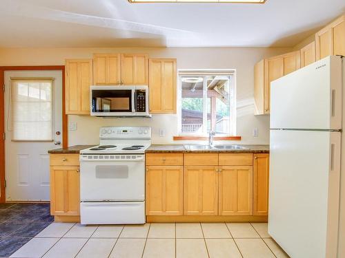1865 St. Jacques Blvd, Ucluelet, BC - Indoor Photo Showing Kitchen With Double Sink