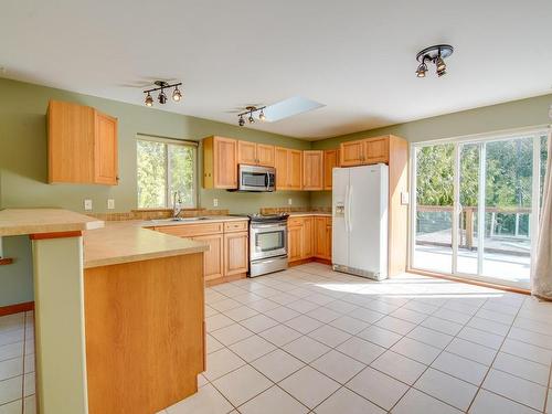 1865 St. Jacques Blvd, Ucluelet, BC - Indoor Photo Showing Kitchen