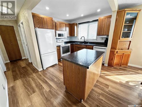 16 275 Alpine Crescent, Swift Current, SK - Indoor Photo Showing Kitchen With Double Sink