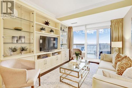 704C - 662 Sheppard Avenue E, Toronto, ON - Indoor Photo Showing Living Room