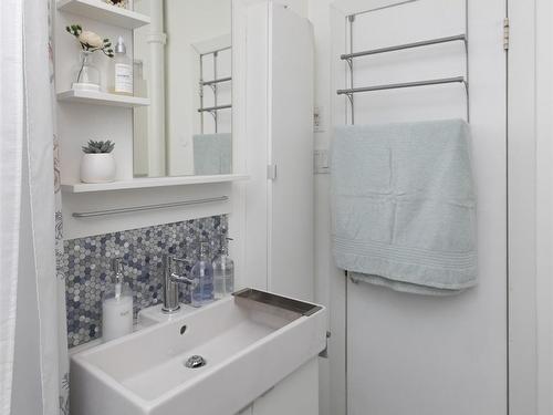 178 Empress Avenue S, Thunder Bay, ON - Indoor Photo Showing Bathroom