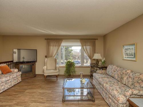 280 Sherwood Drive, Thunder Bay, ON - Indoor Photo Showing Living Room