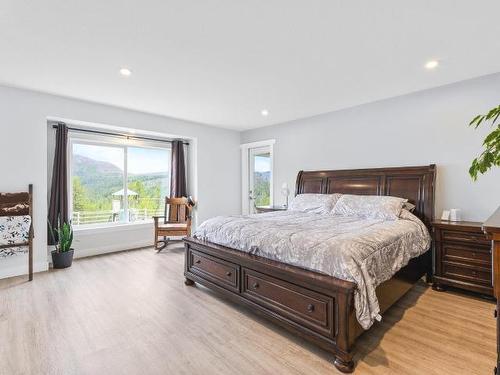 900 Harvie Rd, Barriere, BC - Indoor Photo Showing Bedroom