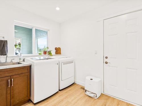 900 Harvie Rd, Barriere, BC - Indoor Photo Showing Laundry Room