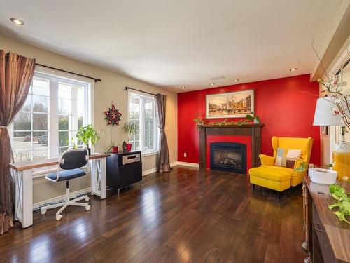 Living room - 33 Rue De Gaspé, Coteau-Du-Lac, QC - Indoor Photo Showing Living Room With Fireplace