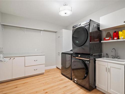 9625 Seventh St, Sidney, BC - Indoor Photo Showing Laundry Room