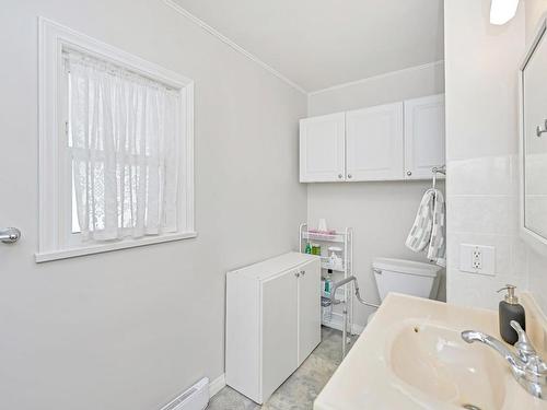 3820 Epsom Dr, Saanich, BC - Indoor Photo Showing Bathroom