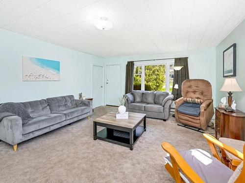 3820 Epsom Dr, Saanich, BC - Indoor Photo Showing Living Room