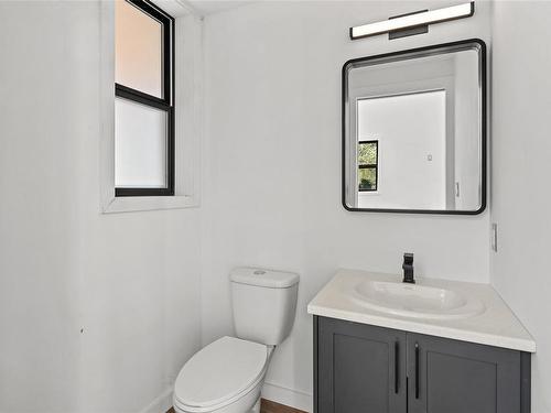 674 Braemar Ave, North Saanich, BC - Indoor Photo Showing Bathroom