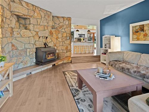 674 Braemar Ave, North Saanich, BC - Indoor Photo Showing Living Room With Fireplace