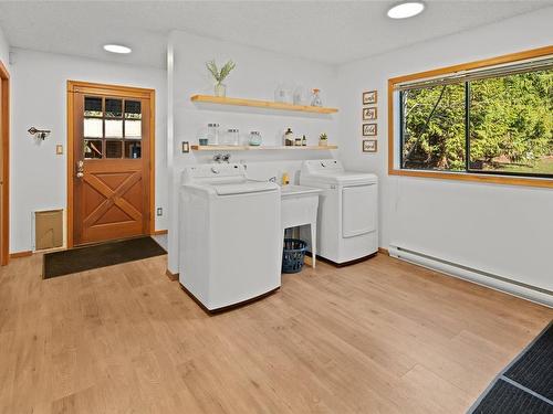 674 Braemar Ave, North Saanich, BC - Indoor Photo Showing Laundry Room