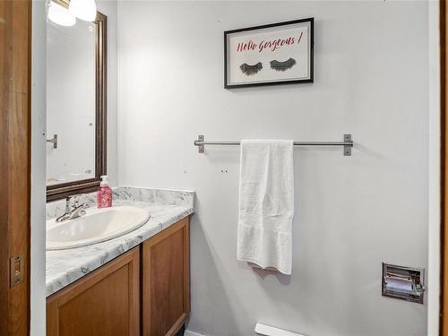 674 Braemar Ave, North Saanich, BC - Indoor Photo Showing Bathroom