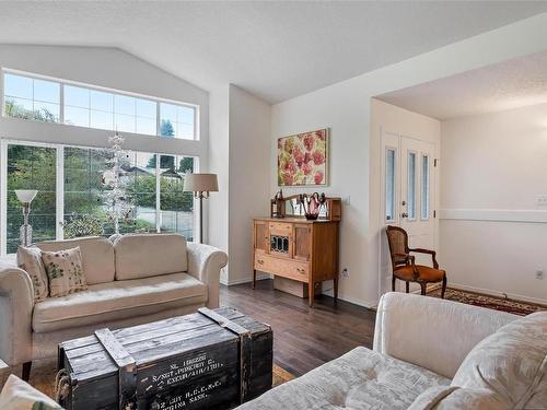 1766 Wilmot Rd, Cowichan Bay, BC - Indoor Photo Showing Living Room