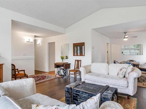 1766 Wilmot Rd, Cowichan Bay, BC - Indoor Photo Showing Living Room