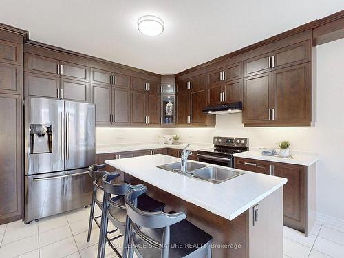 5 Baleberry Cres, East Gwillimbury, ON - Indoor Photo Showing Kitchen With Double Sink With Upgraded Kitchen
