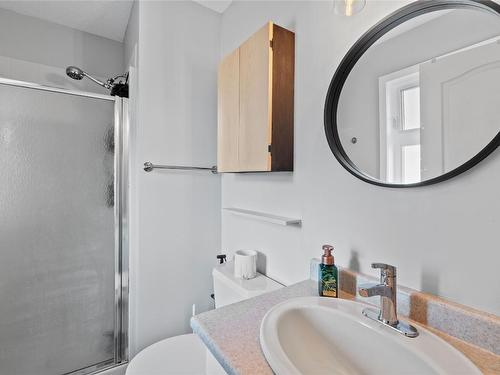 813 43 Avenue, Vernon, BC - Indoor Photo Showing Bathroom