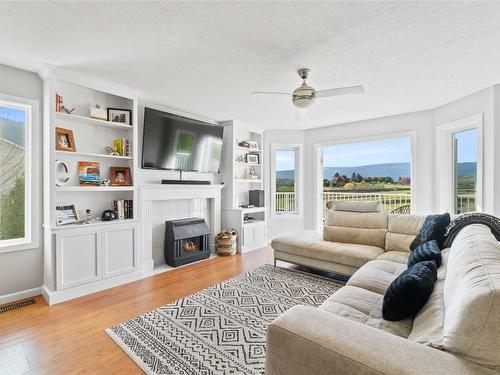 813 43 Avenue, Vernon, BC - Indoor Photo Showing Living Room With Fireplace