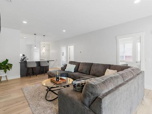 1215 Hume Avenue, Kelowna, BC - Indoor Photo Showing Living Room