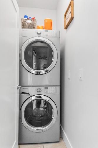 1215 Hume Avenue, Kelowna, BC - Indoor Photo Showing Laundry Room