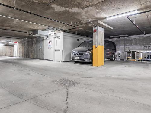 Garage - 608-1220 Rue Crescent, Montréal (Ville-Marie), QC - Indoor Photo Showing Garage
