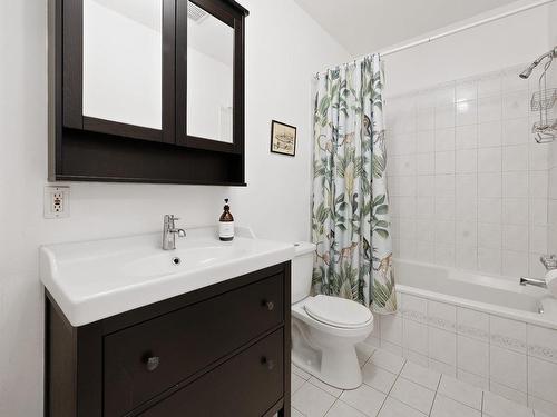 Bathroom - 5299 Rue Chabot, Montréal (Le Plateau-Mont-Royal), QC - Indoor Photo Showing Bathroom