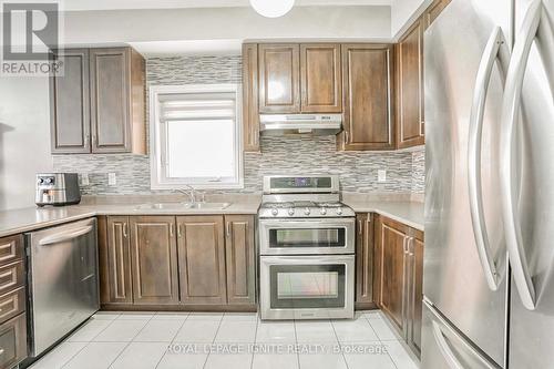47 Naylor Dr, Bradford West Gwillimbury, ON - Indoor Photo Showing Kitchen With Double Sink