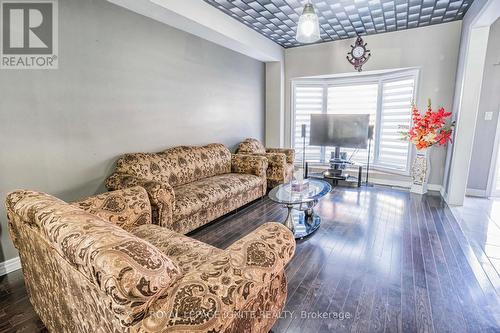 47 Naylor Dr, Bradford West Gwillimbury, ON - Indoor Photo Showing Living Room