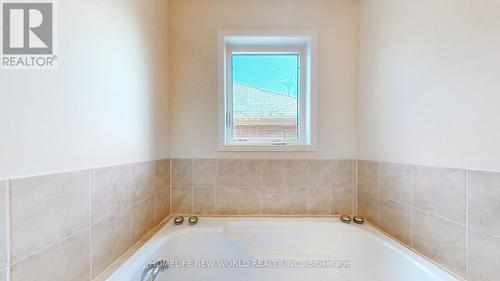 1255 Blencowe Cres, Newmarket, ON - Indoor Photo Showing Bathroom