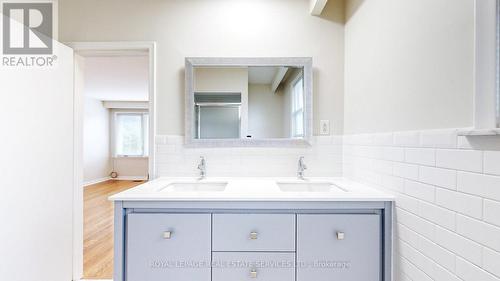 21 Pitkin Court, Toronto (Brookhaven-Amesbury), ON - Indoor Photo Showing Bathroom