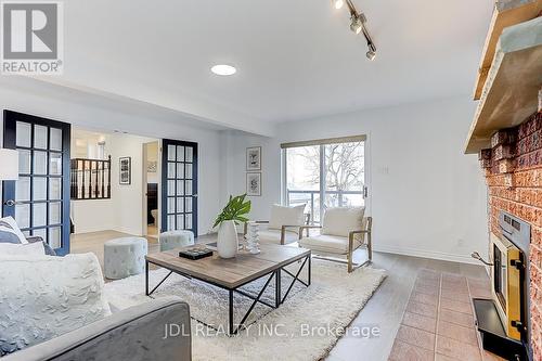 49 Druan Dr, Kawartha Lakes, ON - Indoor Photo Showing Living Room