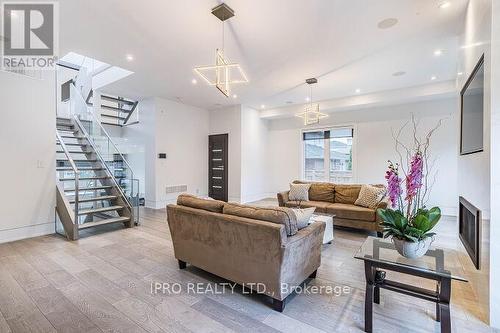 2682 Crystalburn Ave, Mississauga, ON - Indoor Photo Showing Living Room