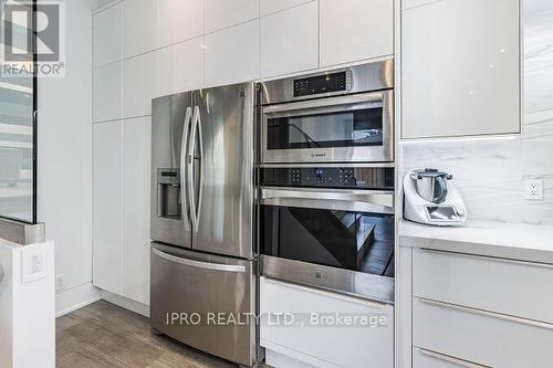 2682 Crystalburn Avenue, Mississauga, ON - Indoor Photo Showing Kitchen With Stainless Steel Kitchen