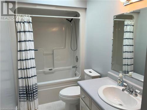 Main 4 pc bathroom - 502 Lynden Crescent, Kincardine, ON - Indoor Photo Showing Bathroom