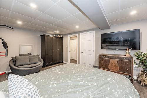 100 Heatherdale Place, Hamilton, ON - Indoor Photo Showing Bedroom