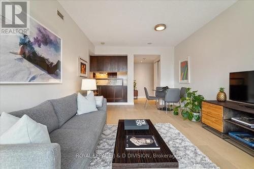 #809 -281 Mutual St, Toronto, ON - Indoor Photo Showing Living Room